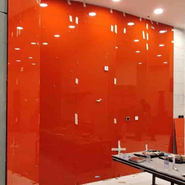 پروژه ی اداری کیش شیشه های شش میل قرمز به عنوان دیوار پوش